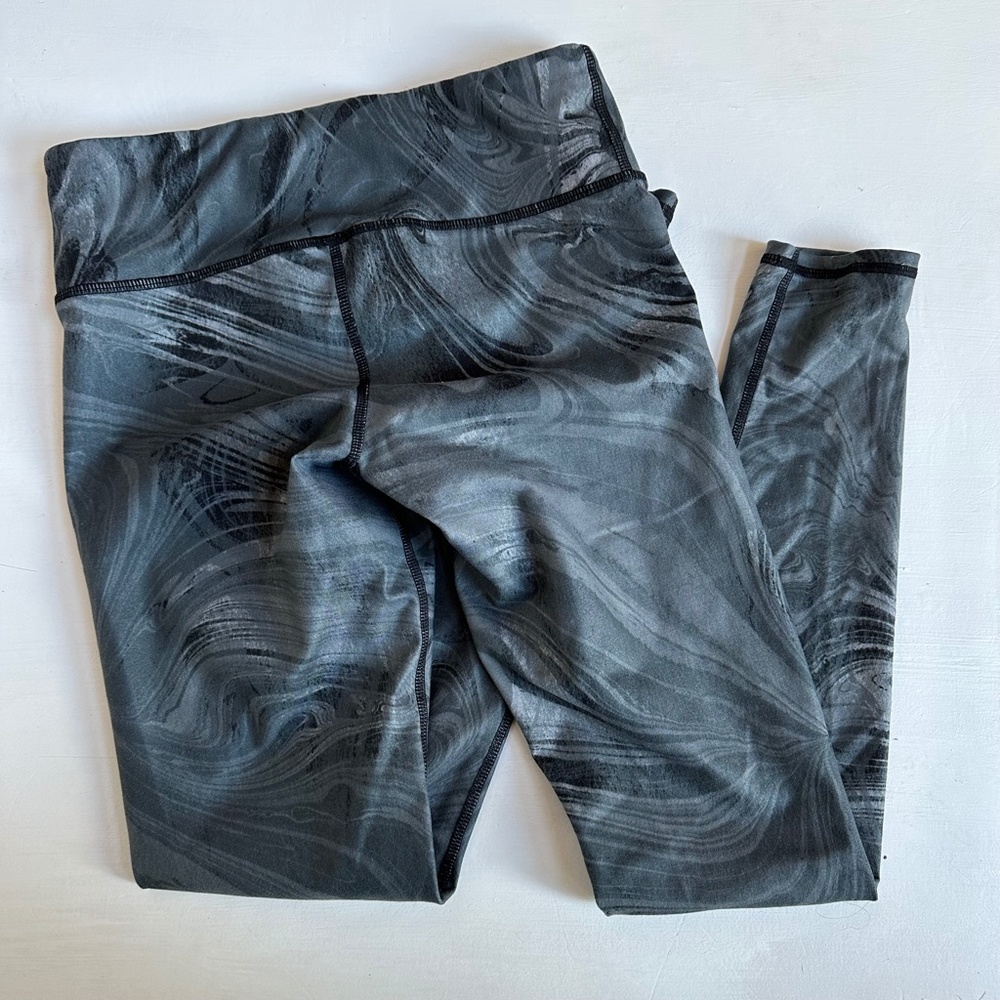 Alo Yoga Airbrush Black Marble Leggings - Picture 6 of 6